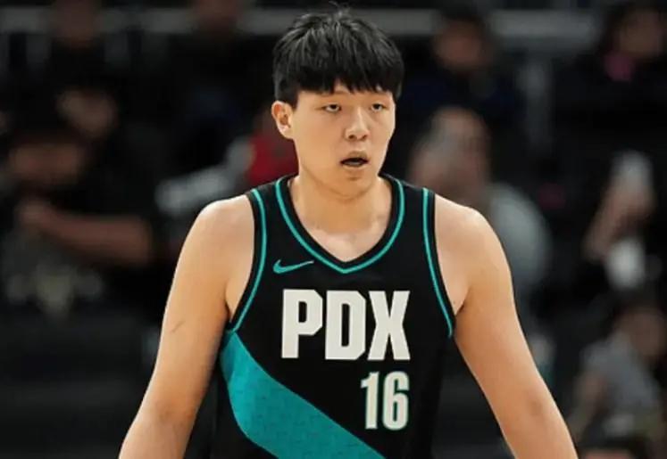 世界杯赛事资讯-杨瀚森对勇士太劣势！首节三分打铁，外防成弊端，进攻地位太低了