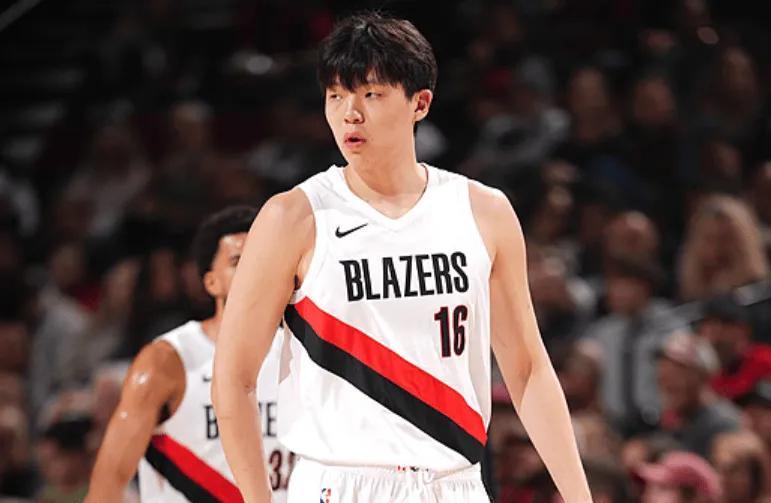 世界杯赛事资讯-杨瀚森对勇士太劣势！首节三分打铁，外防成弊端，进攻地位太低了