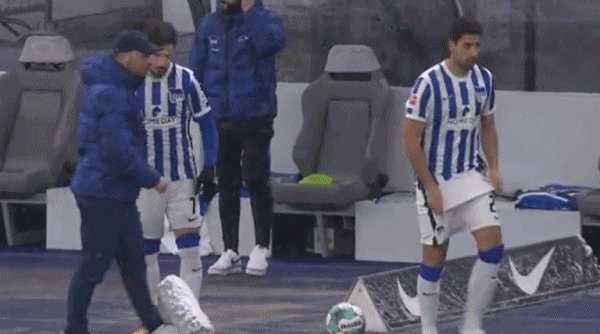 1612560850754050756.gif World Cup registration-【德甲】莱万失点科芒幸运球破门 拜仁雪战1比0赫塔